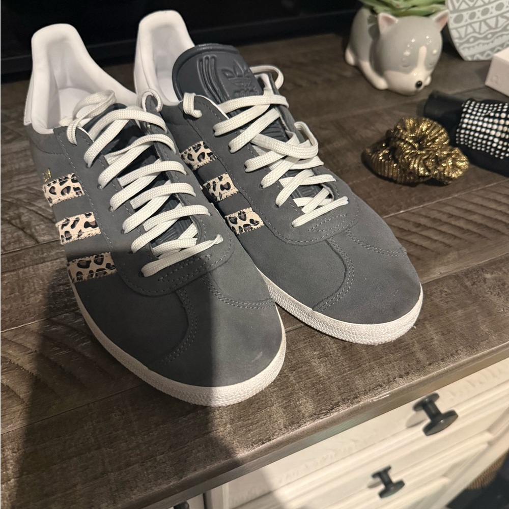 adidas Gazelle Women's Gray Suede Sneakers with Leopard Stripe 9.5 women's - Picture 3 of 9